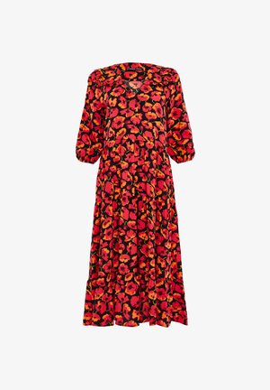 Czerwona sukienka w kwiaty na czarnym tle, z bufiastymi rękawami, dekoltem w kształcie litery V oraz warstwową spódnicą. Wykonana z lekkiej tkaniny o gładkiej fakturze.