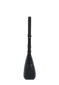 Sac à main en cuir noir à finition lisse, de forme triangulaire, avec un motif en relief. Il dispose d'une longue bandoulière ajustable et d'accents en métal doré.
