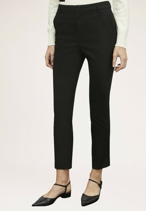 Zwarte op maat gemaakte broek met een slim fit, voorzien van een soepele textuur, subtiele streepjes, zijzakken en een middelhoge tailleband.