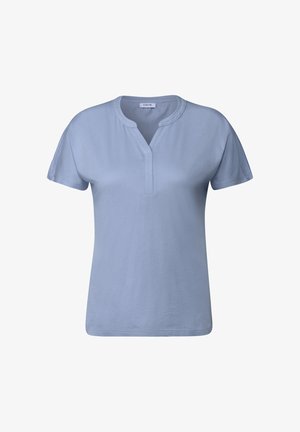 Korte mouwen lichtblauwe t-shirt, zachte stof, V-hals met knoopsluiting, ontspannen fit, subtiele stikdetails, geen zichtbare logo's of patronen.