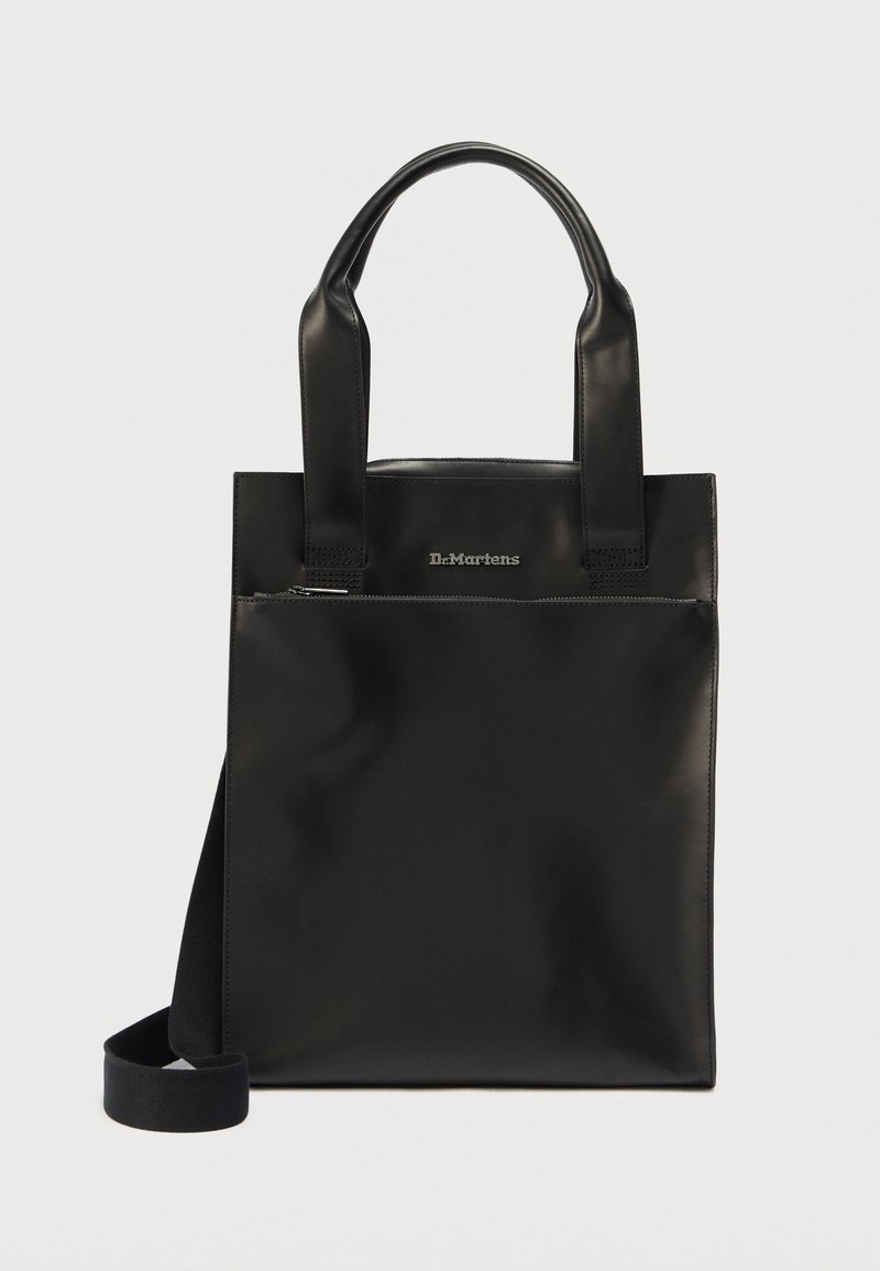 Borsa tote in pelle nera con due manici, una tasca con cerniera e logo in rilievo sul davanti. Presenta una forma rettangolare elegante e una texture liscia.
