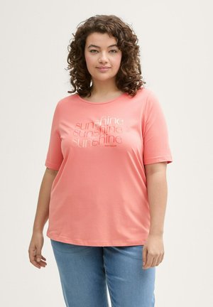 T-shirt in cotone corallo a maniche corte, con stampa del testo "sunshine" in bianco e rosa chiaro, colletto rotondo e vestibilità rilassata.