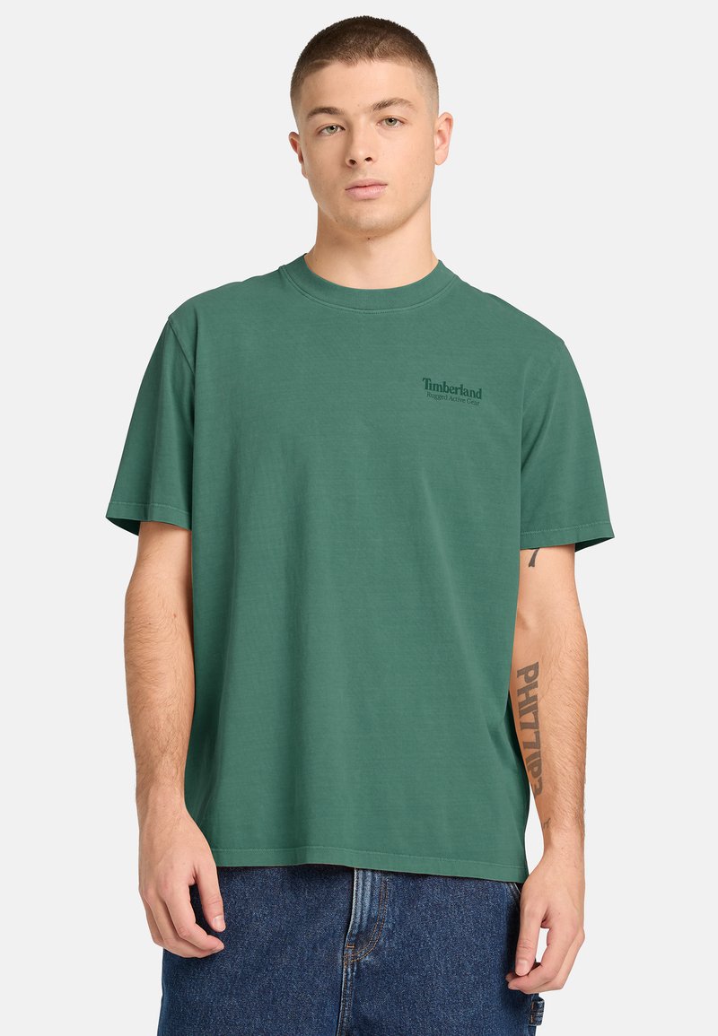 Timberland RUGGED ACTIVE GEAR BACK GRAPHIC TEE - Triko s potiskem - dark green