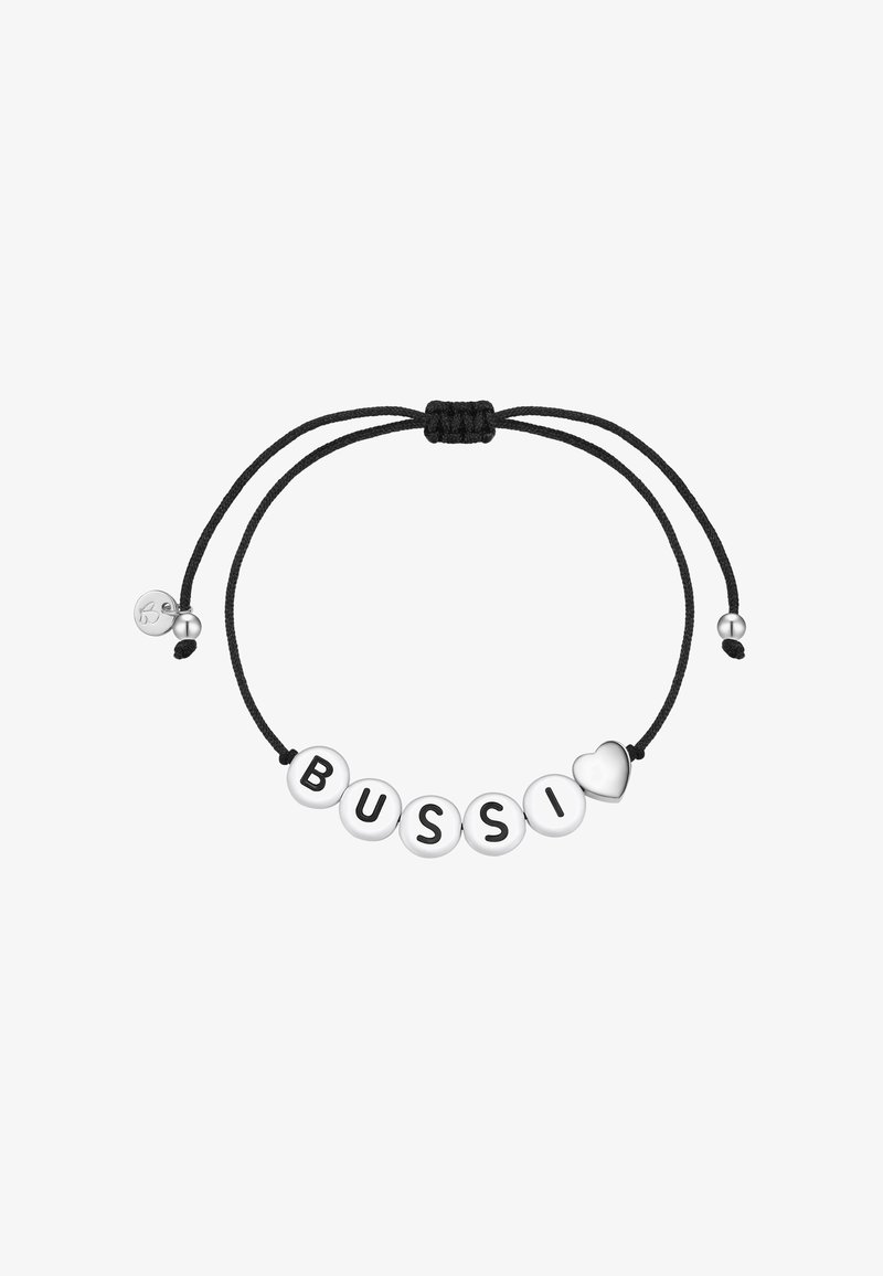 Pulsera con cordón negro y cuentas blancas que deletrean "BUSSI" con letras negras; presenta un pequeño charm en forma de corazón y cierre ajustable.