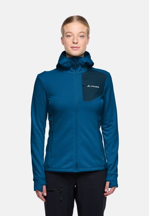 Blauwe fleece jas met capuchon, ritszakken, een zwart borstpaneel en duimopeningen bij de manchetten. Glad textuur met minimale designelementen.