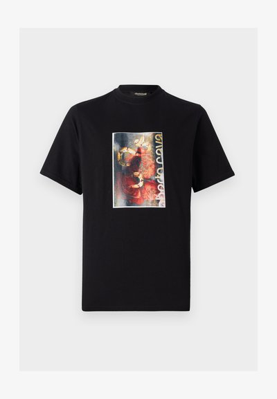 Svart bomullströja med rund hals och korta ärmar, med en färgglad tryckt grafik av rosor och en dekorativ kant på framsidan.