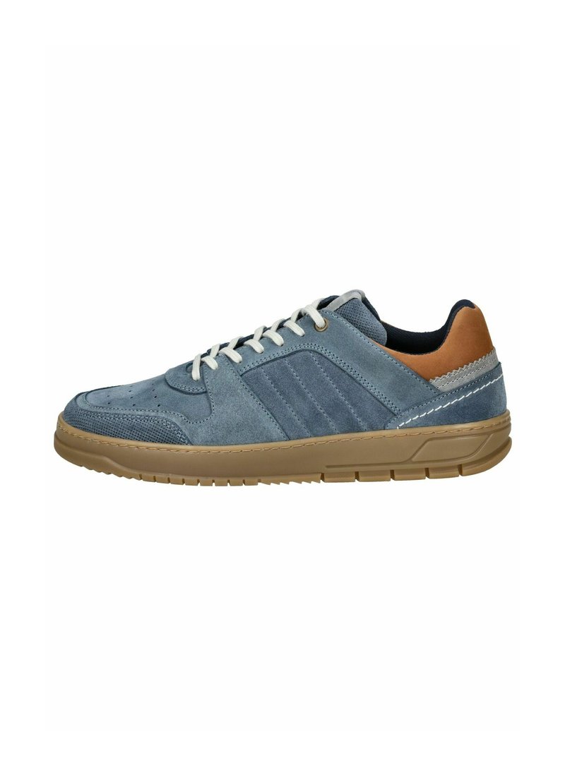 Blauwe suède sneaker met een beige rubberen zool, witte veters en bruine leren accenten. Heeft een textuurpaneel en drie zijstrepen.