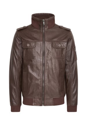 Brązowa skórzana kurtka z wysokim kołnierzem, zamek błyskawiczny, dwie przednie kieszenie i prążkowane mankiety. Posiada subtelne szwy i epoletki na ramionach.