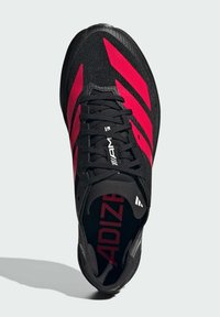 Crne atletske tenisice s crvenim naglascima. Imaju mrežasti gornji dio, teksturiranu potplat i vezice. "ADIZERO" ispisano na ulošcima. Glatki, aerodinamični dizajn.