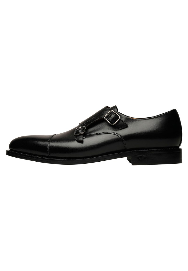 Schwarze Lederlackschuhe mit einem eleganten Design, spitzer Zehenpartie, doppelten Schnallen und einer glatten Textur mit leichtem Glanz.