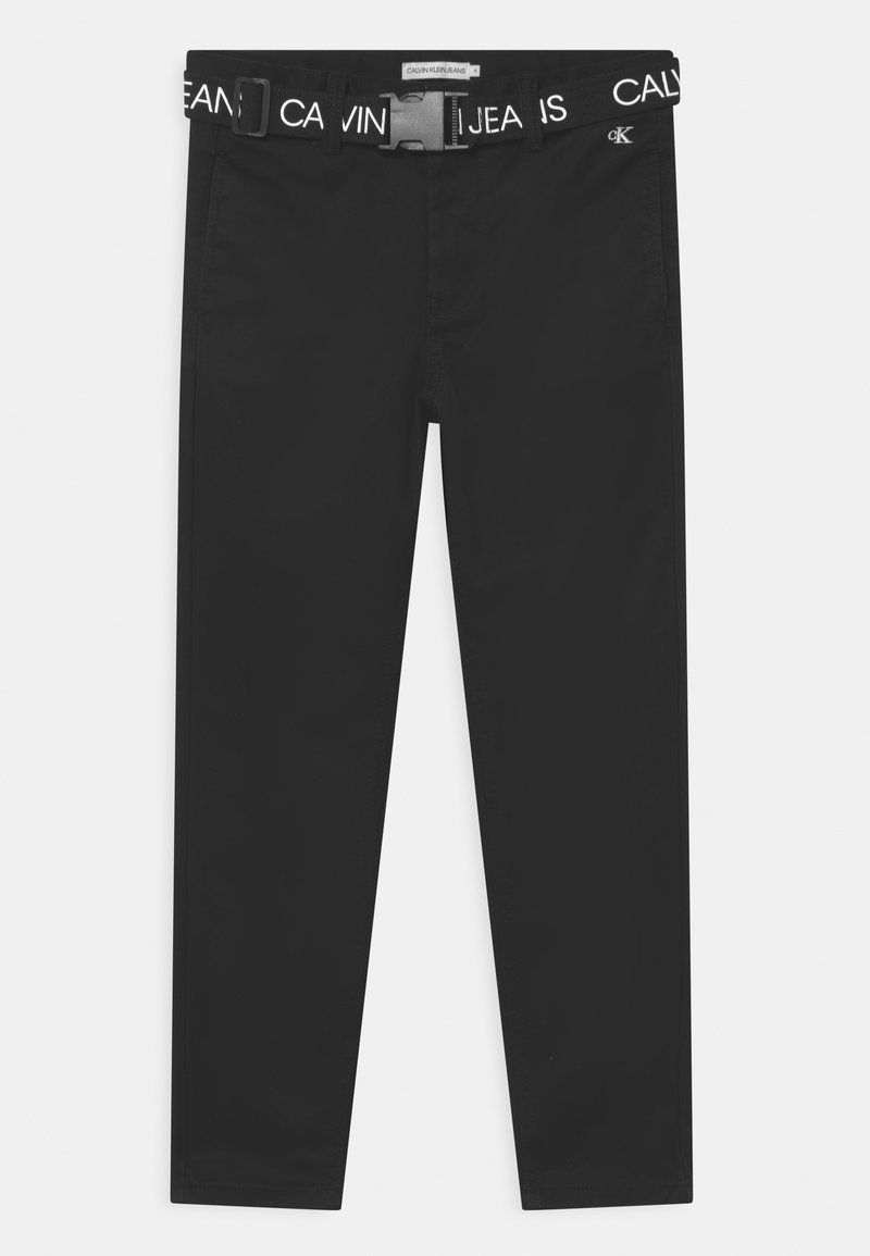 Pantalones negros con una textura suave, que incluyen un cinturón blanco destacado con la marca "CALVIN KLEIN JEANS" y una hebilla de plástico.