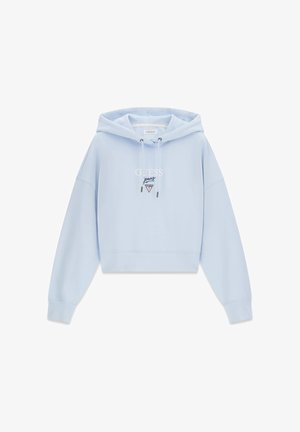 Sudadera corta de color azul claro hecha de tela suave. Cuenta con capucha con cordones, mangas largas y un logo bordado en el frente.