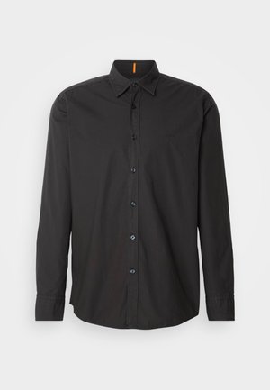 Čierna košeľa s dlhým rukávom vyrobená z ľahkej látky. Obsahuje gombíkový golier, gombíky vpredu a vyšité logo na hrudi.