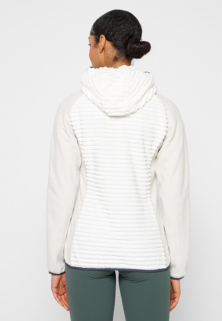 Giacca in fleece bianca con cappuccio, caratterizzata da una texture a coste sulla schiena e maniche lisce. Presenta un design aderente e un bordo scuro a contrasto all'orlo.