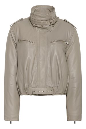 Odinė striukė šviesiai pilkos spalvos su aukštu apykakliu, su diržu liemens srityje ir kišenėmis su užtrauktukais. Yra peties epauletai ir minkšta tekstūra.