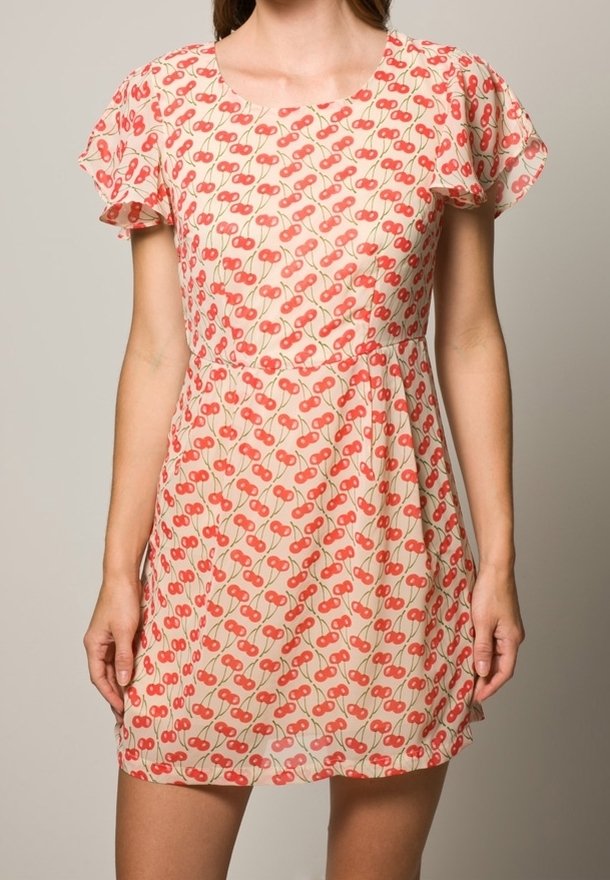 Lyhythihainen, polvipituinen mekko, joka on valmistettu kevyestä, läpikuultavasta kankaasta ja jossa on toistuva kirsikkakuosi punaisena beigeillä taustoilla.