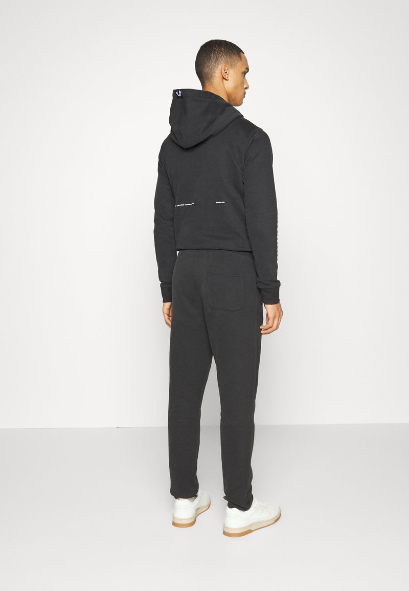 Herren Trainingsanzüge | True Religion RELAXPANTS WITH HORSESHOE Jogginghose black/schwarz - WC84100 Herren Trainingsanzüge | True Religion RELAXPANTS WITH HORSESHOE Jogginghose black/schwarz - WC84100