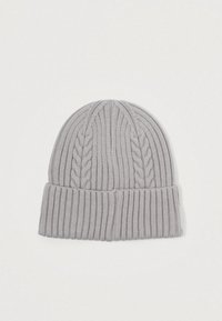 Pelēks adīts beanie ar ribotu tekstūru un kabeļu rakstu pa centrā. Salocīts malā apakšā, lai nodrošinātu ciešu piegulšanu.