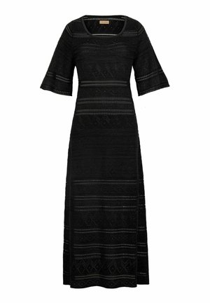 Lång svart klänning med korta, utsvängda ärmar. Har texturerade horisontella ränder och geometriska mönster överallt. Slätt tyg.