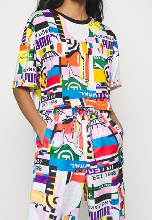 Kolorowa, graficzna koszulka z wyrazistymi wzorami i logo Puma, z czarnym okrągłym dekoltem i krótkimi rękawami. W zestawie z pasującymi spodniami.