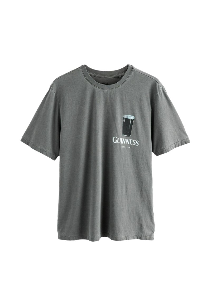 Graues Baumwoll-T-Shirt mit kurzen Ärmeln. Auf der Vorderseite befindet sich ein gedrucktes Guinness-Logo und ein Glas Stout. Mit Rundhalsausschnitt.