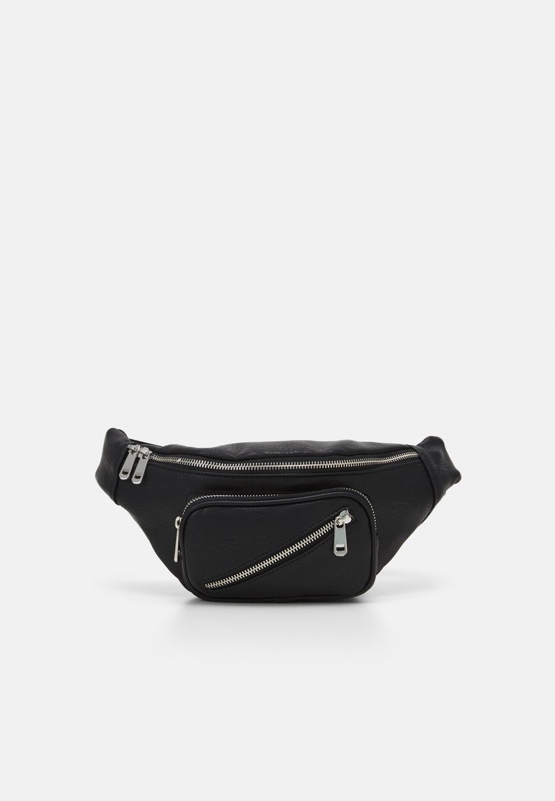 Sac ceinture en cuir noir avec deux compartiments zippés argentés et une sangle ajustable sur un fond blanc uni.