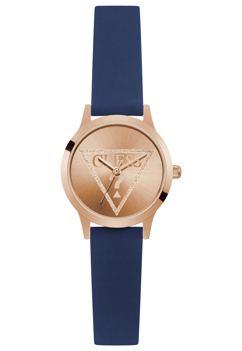 Reloj de oro rosa con cara triangular, logo grabado, correa de silicona azul y diseño minimalista. Presenta acentos y agujas metálicas.