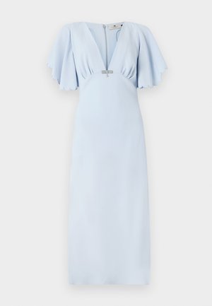 Robe bleu clair en tissu lisse, dotée de manches flottantes, d'un décolleté plongeant et d'une fermeture éclair dans le dos avec des éléments décoratifs.