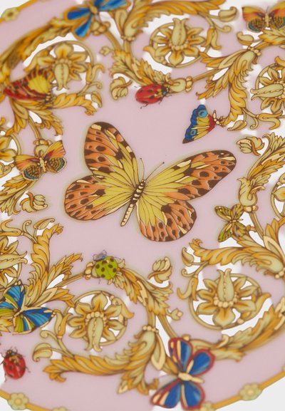 Roza okrasna plošča z zapletenimi zlatimi cvetličnimi vzorci ter barvnimi ilustracijami metuljev in žuželk. Gladek zaključek z natančnimi poudarki.