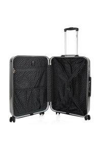 Maleta rígida negra con un acabado brillante, que presenta un forro interior con un patrón, correas cruzadas y dos ruedas para mayor movilidad.