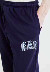 GAP TONAL ARCH JOGGER - Treniņtērpa apakšdaļas - navy uniform