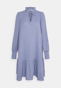 Vaaleansininen mekko, joka on valmistettu teksturoidusta kankaasta. Mekossa on rypytetty kaula-aukko, nauhaköynnös edessä ja pitkät hihat, joissa on kerätty hihansuu. Leveä helma.