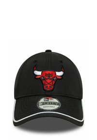 Schwarze Baseballmütze mit einem gestickten roten Bullenlogo auf der Vorderseite, verstellbarem Riemen und weißen Akzenten entlang des Schirms.