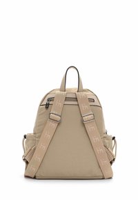 Beige rugzak van nylon met verstelbare bandjes, een bovenhandvat en zijzakken. Voorzien van een ritssluiting en bandjes met logo.