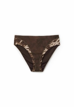 Brauner Bikinihöschen mit einem wildlederartigen Mittelteil und Tierprint-Akzenten an den Seiten, flach auf weißem Hintergrund.