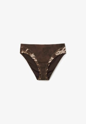 Parte inferior de bikini marrón con un panel central similar a la gamuza y detalles de tela con estampado animal en los laterales, vista plana sobre fondo blanco.