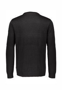 Czarny sweter z długimi rękawami, teksturowanymi poziomymi paskami, okrągłym dekoltem oraz ściągaczami u dołu i mankietach. Wykonany z miękkiej dzianiny.