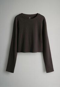 Melna, apgriezta garajām piedurknēm krekls, izgatavots no ribota auduma, ar apļa formas kakla izgriezumu un taisnām piedurknēm, veidots brīvai piegrieznei.