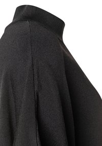 Schwarzer Pullover mit hohem Kragen, ausgestattet mit einem strukturierten Strickmuster. Er hat einen enganliegenden Kragen und eine lässige Silhouette, gefertigt aus weichem Stoff.