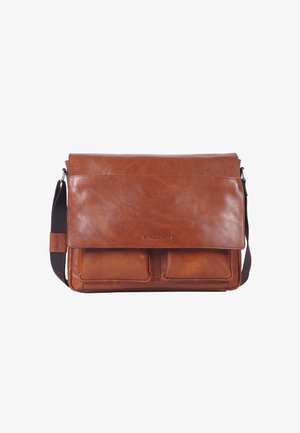 Bruine leren schoudertas met een klep sluiting, twee voorkruiden en een verstelbare schouderband. Soepele textuur met minimalistische ontwerpelementen.