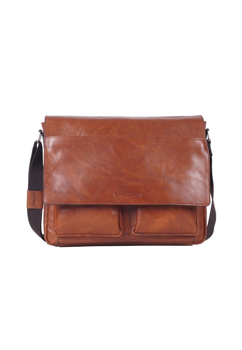 Bruine leren schoudertas met een klep sluiting, twee voorkruiden en een verstelbare schouderband. Soepele textuur met minimalistische ontwerpelementen.