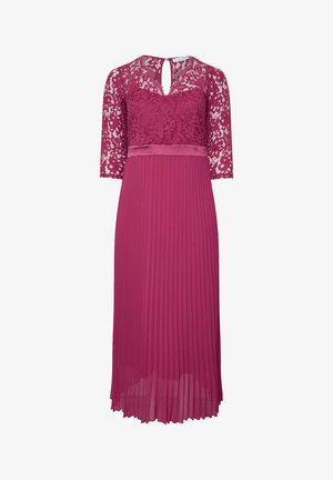 Lungo abito magenta con corpetto in pizzo a mezze maniche, una vita ben segnata e una gonna plissettata per un silhouette fluida. Dettaglio a apertura a chiave sulla schiena.