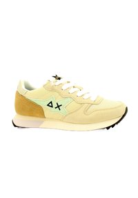 Sneaker beige con tomaia in suede e mesh, accentuata da un logo a stella verde menta e dettagli neri. Caratterizzata da lacci bianchi e una suola spessa.