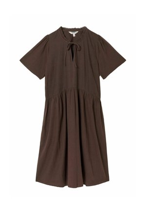 Rochie maro midi cu mâneci scurte, talie adunată, decolteu rotund cu volan și închidere cu șnur cu decupaj în partea din față.