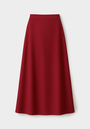 Jupe mi-longue trapèze de couleur rouge profond uni avec une ceinture ajustée, un tissu lisse et un design simple et épuré sur un fond uni.