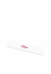 Caja rectangular blanca con un logo rojo de s.Oliver y la frase "FASHION FOR LIFE" impresa en una fuente negrita en un lado.