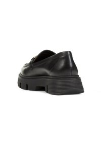 Scarpa in pelle nera con suola piattaforma chunky e dettagli rigati. Design arrotondato con finitura liscia e minimi accenti hardware.