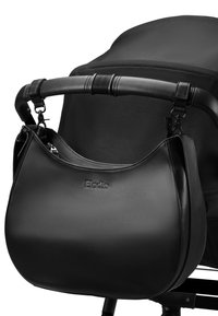 Svart läderbärbar skötväska med slät yta, böjd form och dragkedjestängning, fäst vid en barnvagnshandtag, med en logobadge.