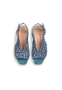 Valkoinen leopardikuvioinen slingback-kengät, joissa on avonainen varvas, hienostuneella satiinituntumalla ja kontrastivärinen turkoosi yksityiskohta varpaassa.