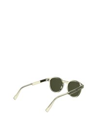 Okrągłe okulary przeciwsłoneczne z zielonymi soczewkami, przezroczystymi, jasnymi oprawkami i smukłymi ramionami. Charakteryzują się minimalnym wyposażeniem i gładką fakturą.